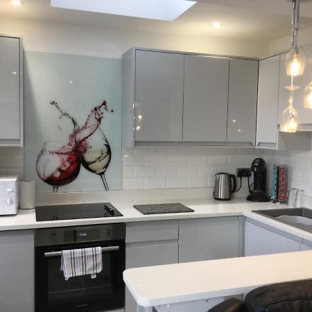 לית'ם סנט אנס Leafy Lytham Central Lovely Ground Floor 1 Bedroom Apartment With Private Garden In Lytham Dog Friendly מראה חיצוני תמונה