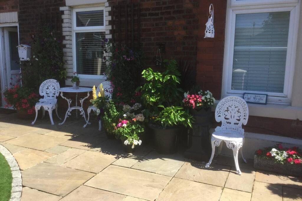 לית'ם סנט אנס Leafy Lytham Central Lovely Ground Floor 1 Bedroom Apartment With Private Garden In Lytham Dog Friendly מראה חיצוני תמונה
