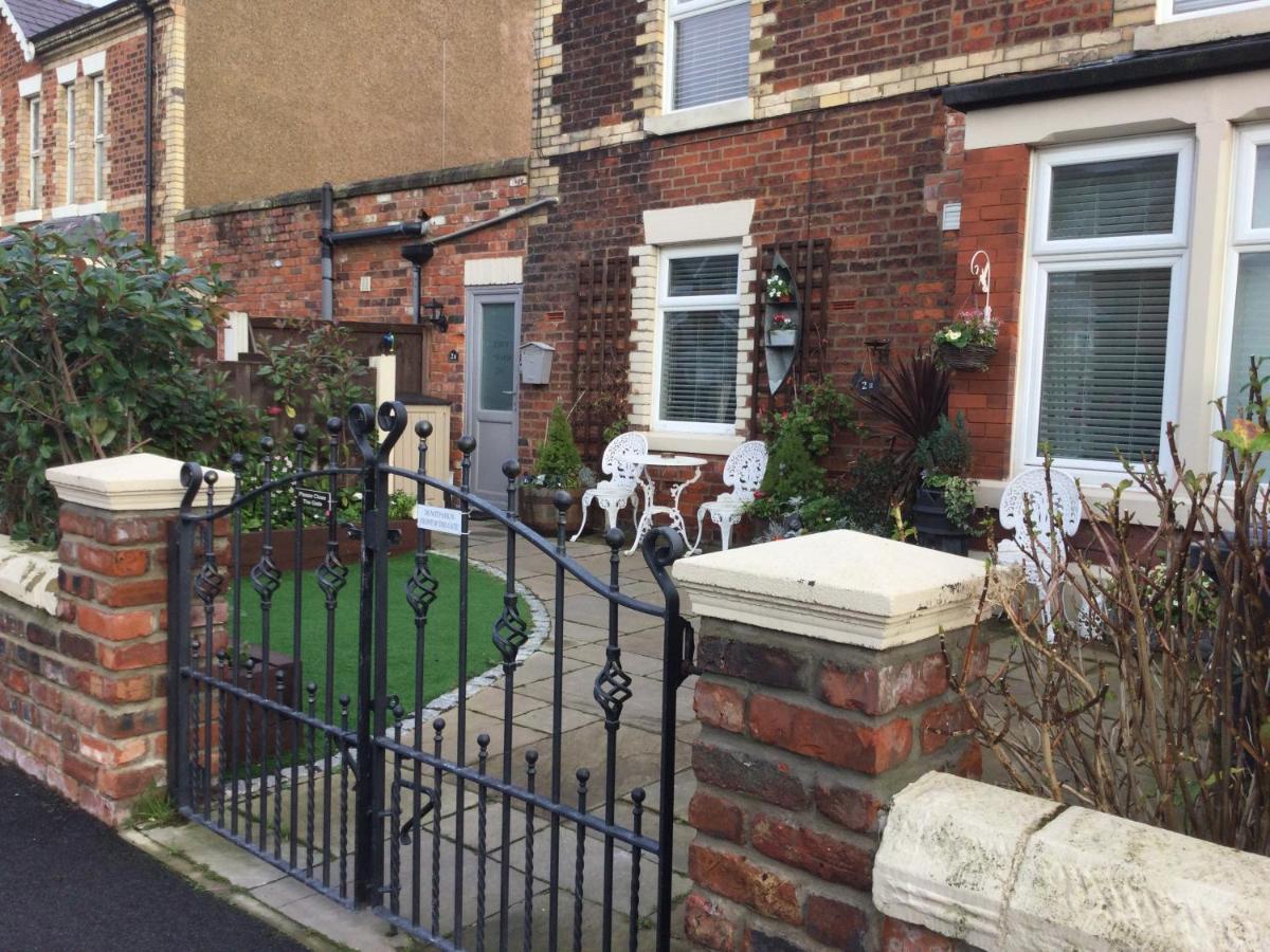 לית'ם סנט אנס Leafy Lytham Central Lovely Ground Floor 1 Bedroom Apartment With Private Garden In Lytham Dog Friendly מראה חיצוני תמונה