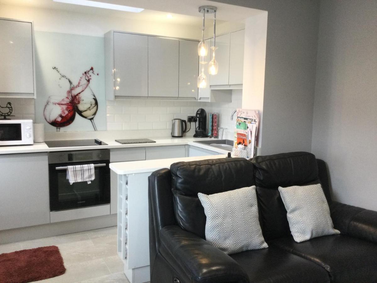 לית'ם סנט אנס Leafy Lytham Central Lovely Ground Floor 1 Bedroom Apartment With Private Garden In Lytham Dog Friendly מראה חיצוני תמונה