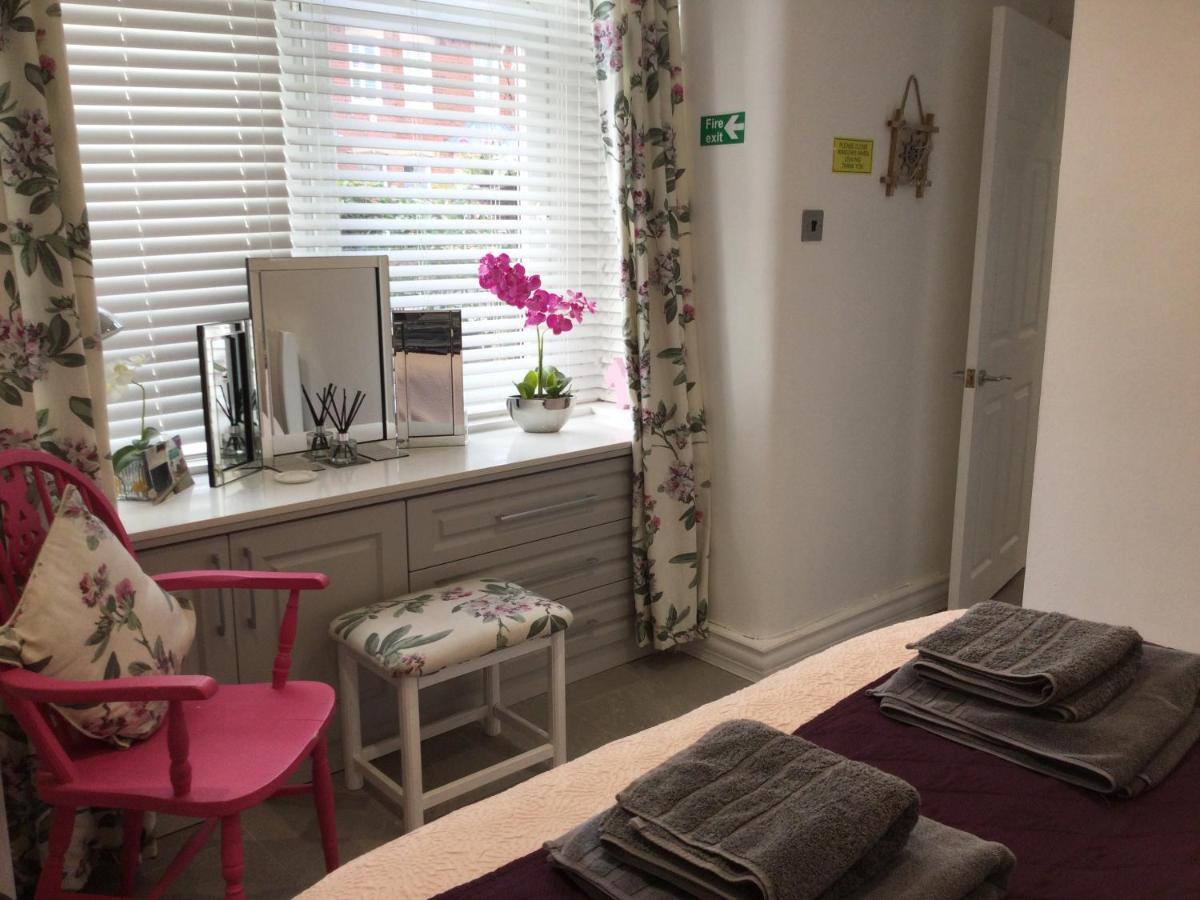 לית'ם סנט אנס Leafy Lytham Central Lovely Ground Floor 1 Bedroom Apartment With Private Garden In Lytham Dog Friendly מראה חיצוני תמונה